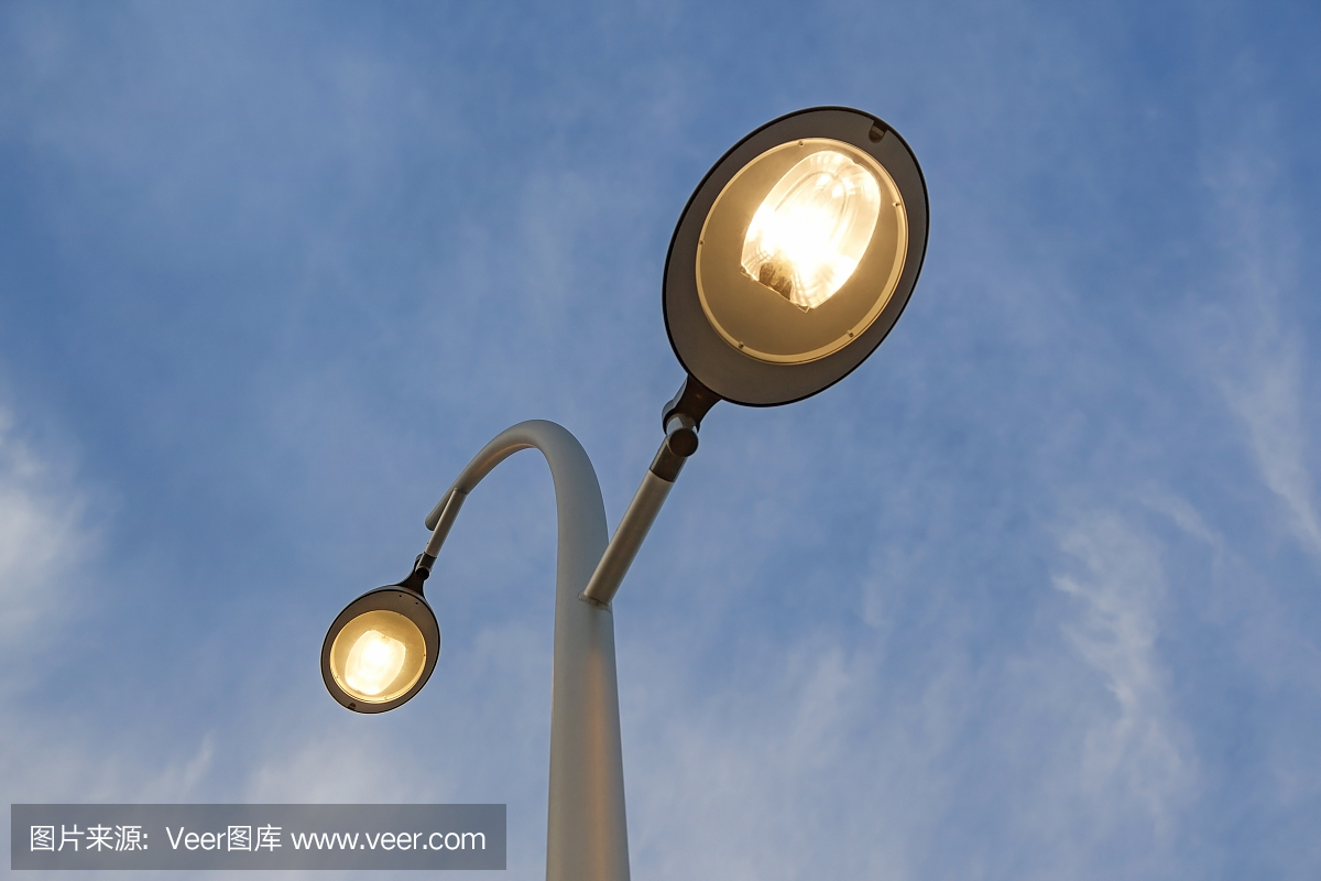 街燈在藍(lán)色和多云的天空